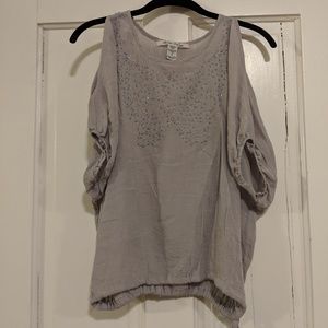 Shoulder exposed chiffon silver top